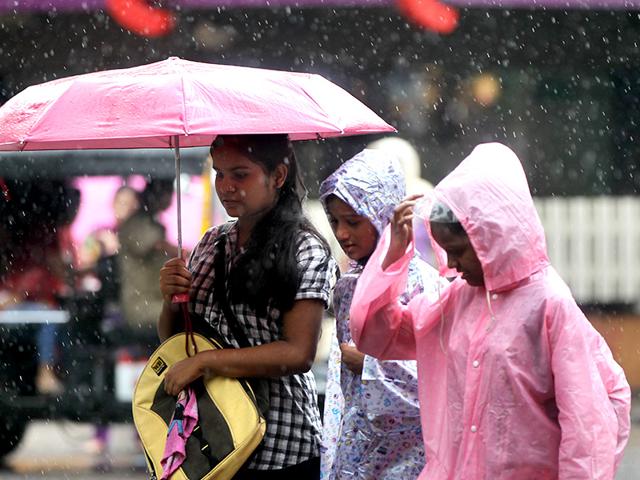 Rains have arrived in Mumbai, and the Mumbaiites are geared up with the monsoon paraphernalia- rain coats and umbrellas. (Satish Bate/HT photo)