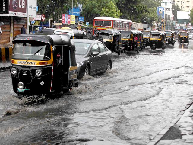 Monsoon has finally arrived in Mumbai and the city is rejoicing. But will our roads pass the monsoon test? (Vidya Subramanian/HT photo)