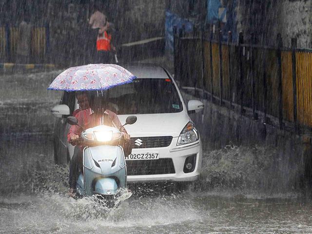 Monsoon has finally arrived in Mumbai and the city is rejoicing. But will our roads pass the monsoon test? (Vidya Subramanian/HT photo)
