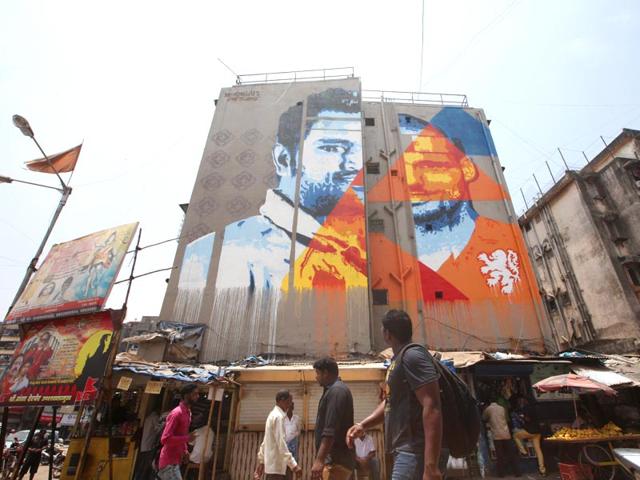 A graffiti wall art of Team India captain MS Dhoni and Dutch footballer Wesley Sneijder at Dharavi in Mumbai. (Kunal Patil/HT photo)