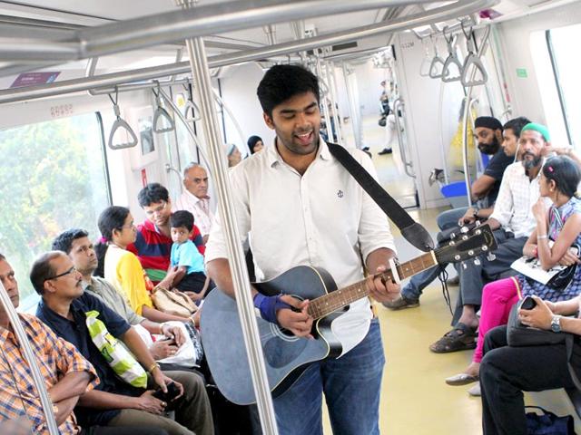 Celebrating one year of Mumbai Metro: An artist performs inside the Metro train. (Arijit Sen/HT photo)