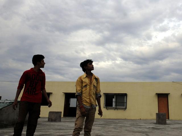 Dark clouds surfaced across the sky in Indore on Saturday and the day started with brisk, short spells of rains. (Arun Mondhe/HT photo)