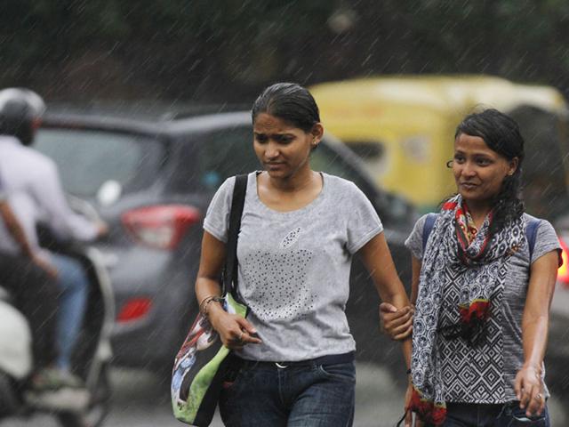 Popular hotspots in the city like Connaught Place, India Gate and the Dilli Haats saw a rush of people who were eagerly awaiting showers for many days. (Virendra Singh Gosain/ HT Photo)