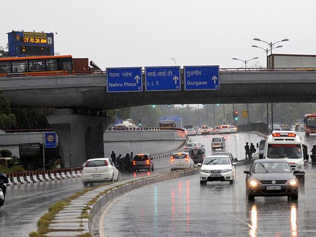 The strong gusts of wind and heavy rain uprooted trees and caused water-logging leading to traffic snarls in many parts of the city. (Sonu Mehta/ HT Photo)