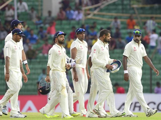 Indian cricketers walk off the field after the Test match between Bangladesh and India ended in a draw at Fatullah on June 14, 2015. (AFP Photo)