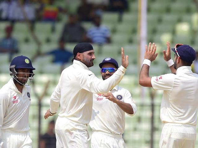Harbhajan Singh (2nd L) celebrates with his teammates after dismissing a Bangladesh batsman during the Test match between Bangladesh and India at Fatullah on June 14, 2015. (AFP Photo)