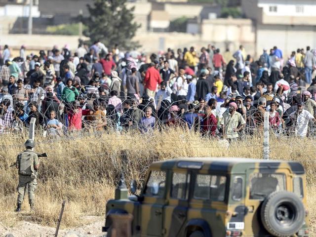Thousands of Syrians run away from center Tal Abyad after they heard Kurdish fighters are coming at the Turkish Akcakale crossing gate in Sanliurfa province (AFP Photo)