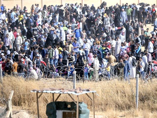 With their ferocious reputation, Kurdish fighters in Syria have caused panic amongst those waiting at the Turkish border for entry (AFP Photo)