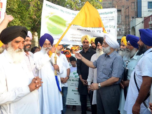 Giani Gurbachan Singh Akal Takht Jathedar flags of awareness march with the message of conserving environment as they mark the 438th Amritsar foundation day. Sameer Sehgal/HT