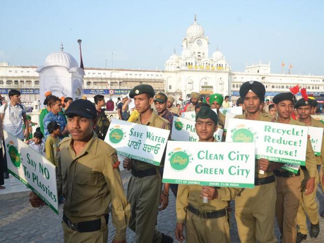 Stundents holding placards as they participate in an awareness march to mark the 438th Amritsar Foundation Day. Sameer Sehgal/HT