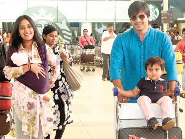 Vivek Oberoi and his wife, Priyanka Alva, spotted leaving Mumbai airport with their children, Vivaan Veer and Ameyaa Nirvana. (Photo: Yogen Shah)
