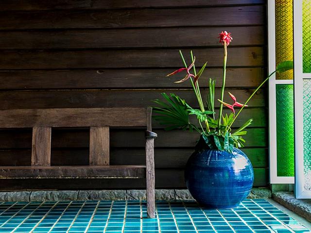 Lend a cool, calm appeal to your abode with these tips. (All photos: Shutterstock) | Cut clutter: Unlike winter resorts, summer houses are typically minimalist with very few accessories cluttering up the space. Stow away all that you don’t need and your home will automatically look and feel cooler.