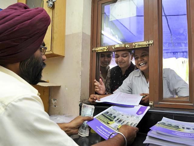 The admission process for the new academic year in progress at the Khalsa College of Delhi Univesity North Campus in New Delhi. (HT Photo/Sushil Kumar)