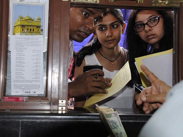 Students filling the Delhi University admission forms on the last date of filing of forms in New Delhi. (HT Photo/Chinmaya Sharma)