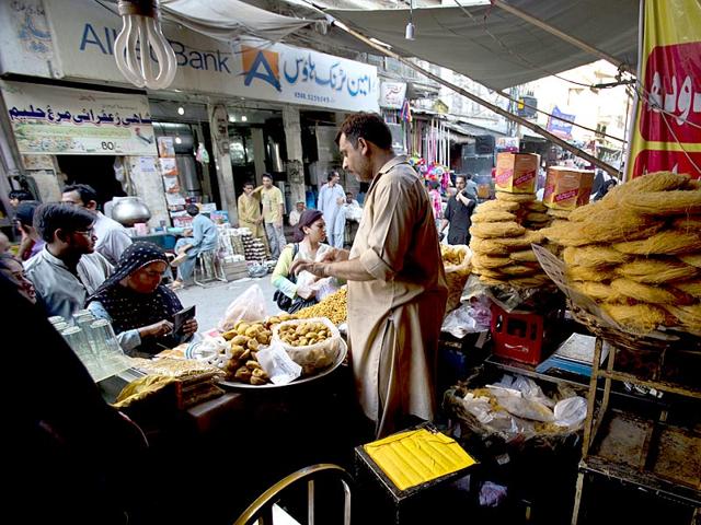 Pakistani customers buy foodstuff ahead of Ramadan in Rawalpindi, Peshawar, Pakistan (AP Photo)