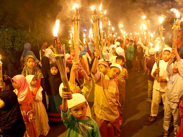 Indonesian Muslim children carry torches during a parade marking Ramadan in Jakarta, Indonesia (AP Photo)