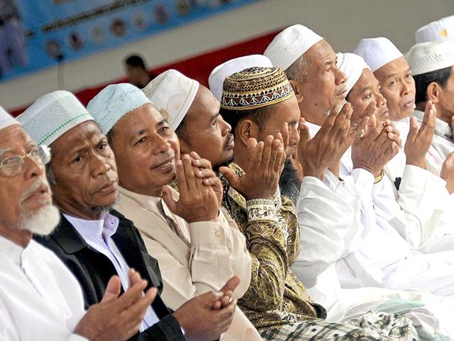 Thai Islamic leaders gather during a religious ceremony ahead of the start of the holy month of Ramadan in the Chanae district of Thailand's southern province of Narathiwat(AFP Photo)