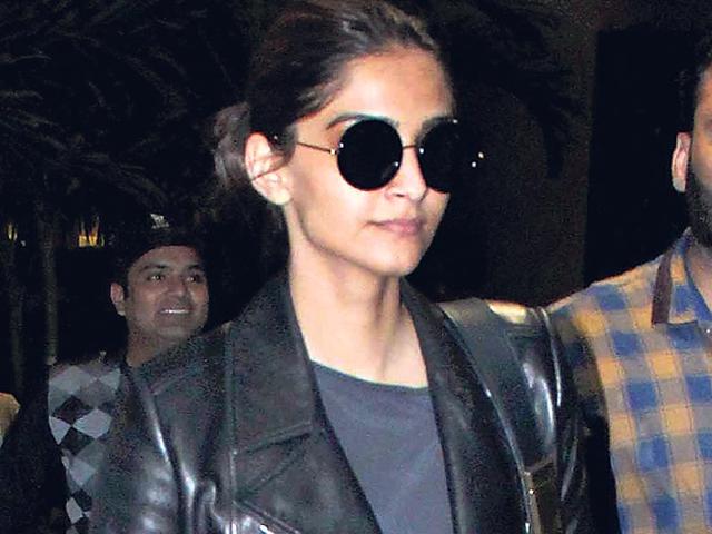 Sonam Kapoor spotted at Mumbai airport. (Photos: Viral Bhayani, Yogen Shah)