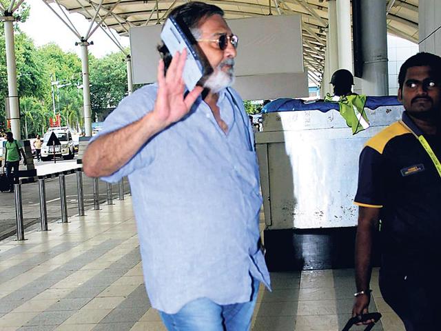 Vinod Khanna doesn't want to be photographed. (Photos: Viral Bhayani, Yogen Shah)