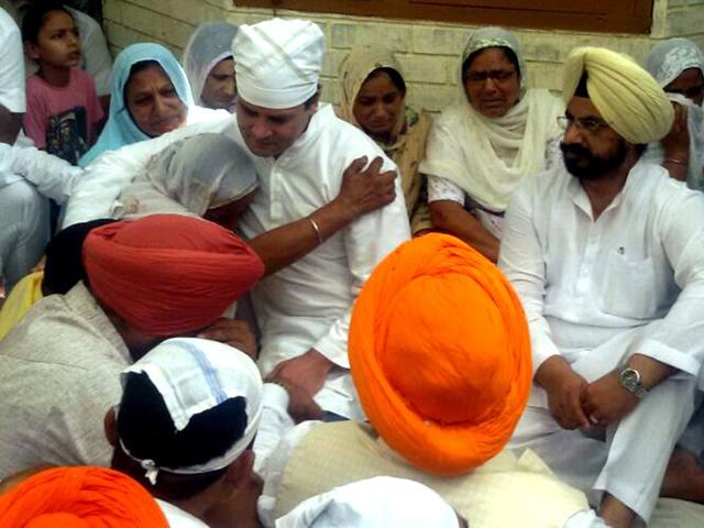 Congress vice-president Rahul Gandhi attending a bhog ceremony of Surjit Singh, a farmer who committed suicide due to debt at village Daddu Majra, Fatehgarh Sahib. HT Photo