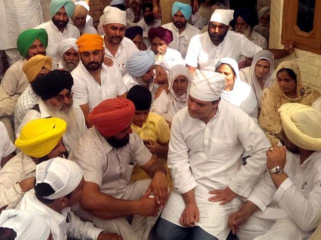 Congress vice-president Rahul Gandhi met the bereaved family at Daddhu Majra village of Fatehgarh Sahib. HT Photo