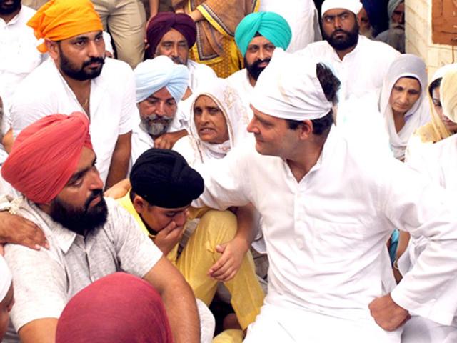 Congress vice-president Rahul Gandhi met the bereaved family at Daddhu Majra village of Fatehgarh Sahib. HT Photo