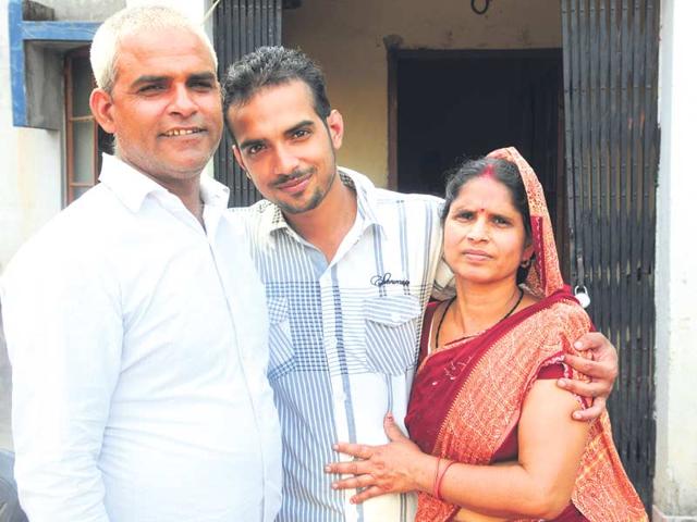 Abhishek-Ranjan-with-his-parents-He-attained-16-095-position-in-the-general-category-of-the-IIT-JEE-Advanced-exam Abhishek-Ranjan-with-his-parents-He-attained-16-095-position-in-the-general-category-of-the-IIT-JEE-Advanced-exam