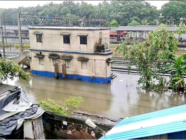 A waterlogged railway station in Mumbai (Photo by @kkorde01)