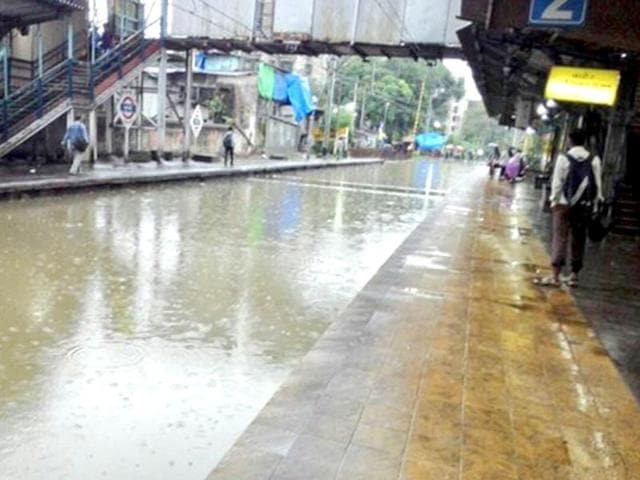 A view of the platform at a waterlogged railway station in Mumbai (HT Photo)