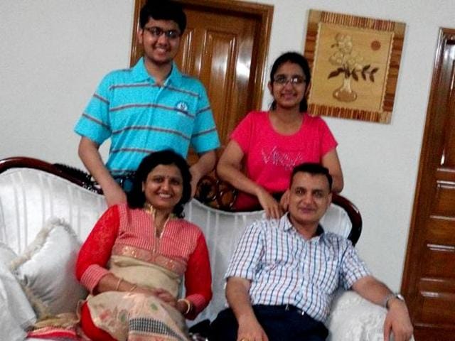 AIIMS-entarnce-test-topper-for-2015-Navsheen-Singhal-with-his-family-members-in-Hisar-Haryana-on-Friday-HT-Photo