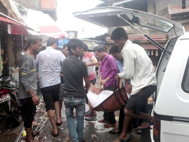 The bodies of the victims killed after consuming spurious liquor were brought to their homes at Malvani, in Mumbai. (Pratham Gokhale/HT Photo)