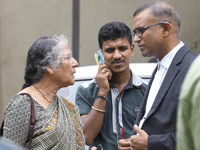Advocate Janhavi Gadkar's mother, Sudha Gadkar was spotted at a Mumbai court. The Mumbai-based advocate was arrested for killing two people and injuring four in a drink driving accident. (Vijayanand Gupta/HT photo)