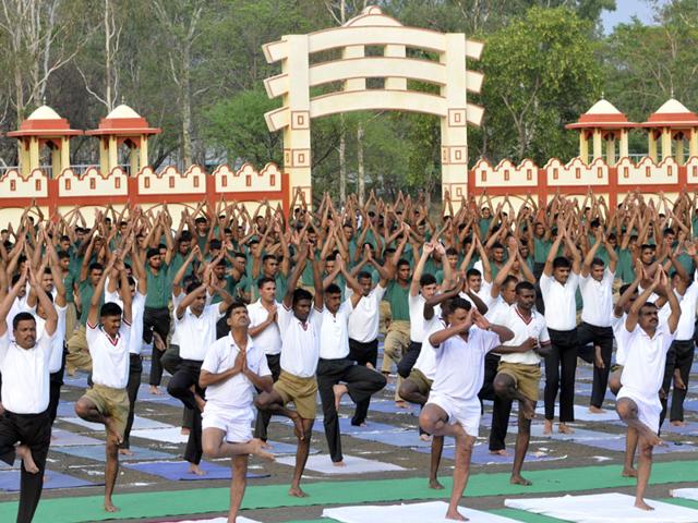 With the International Day of Yoga round-the-corner, Army personnel of the 3 EME Centre perform Yoga at military ground in Bhopal on Saturday. (HT photo)