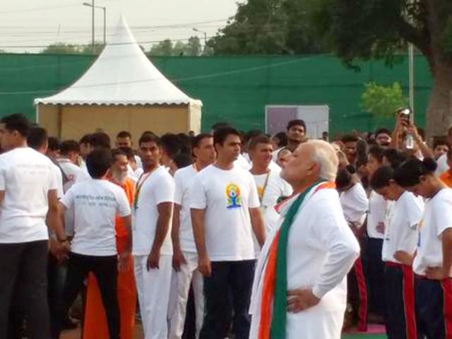 Prime Minister Narendra Modi takes part in Yoga Day celebrations at Rajpath. (HT Photo/Saubhadra Chatterji)