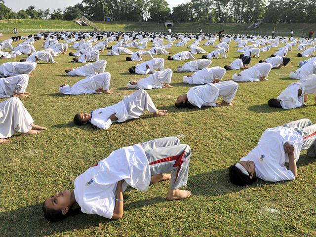 Students in Kashmir perform asanas during Yoga Day celebrations. (Waseem Andrabi/HT Photo)