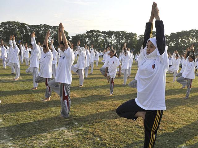 Students in Srinagar perform asanas during Yoga Day celebrations. (Waseem Andrabi/HT Photo)