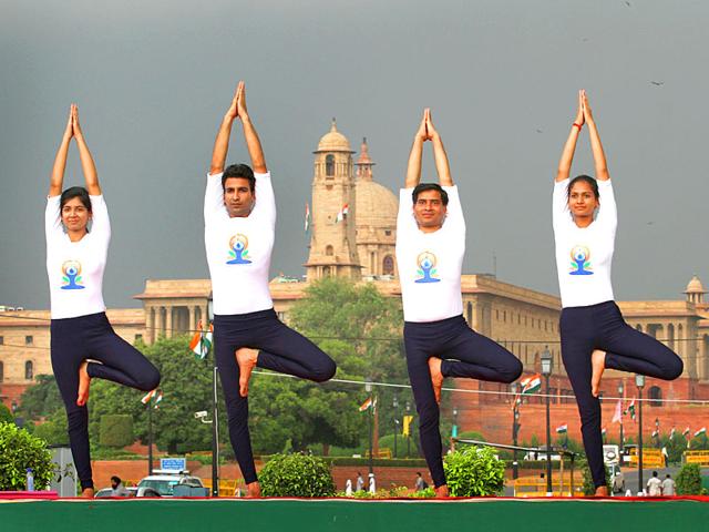 People perform yoga at Rajpath, New Delhi. (Arvind Yadav/HT Photo)