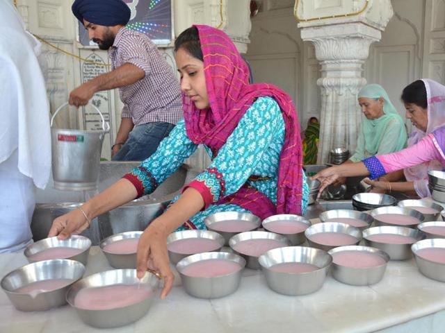 Sweetened water being served to devotees at the Golden Temple complex during a hot day in Amritsar on Sunday.Sameer Sehgal/HT
