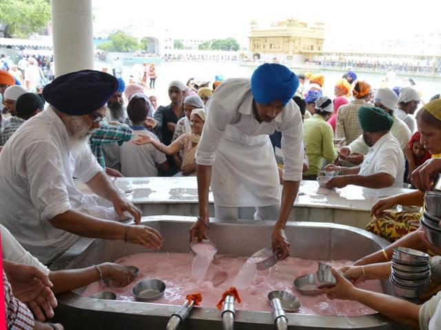 Sweetened water being served to devotees at the Golden Temple complex during hot day in Amritsar on Sunday. Sameer Sehgal/HT