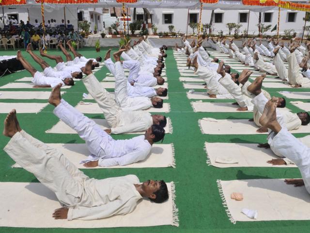 Inmates of Central Jail in Bhopal perform Yoga on the occasion of International Day of Yoga. (Praveen Bajpai/HT photo)