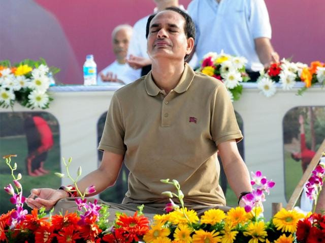 Chief minister Shivraj Singh Chouhan performs yoga during International Yoga Day programme at Lal Parade ground in Bhopal. (Mujeeb Faruqui/HT photo)