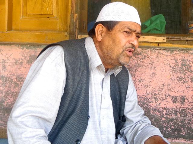 Mohammad-Ashan-Dar-father-of-Mehraj-ud-din-Dar-a-former-militant-killed-outside-his-home-narrates-the-incident-HT-Photo Mohammad-Ashan-Dar-father-of-Mehraj-ud-din-Dar-a-former-militant-killed-outside-his-home-narrates-the-incident-HT-Photo