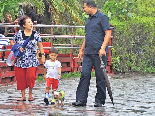 Aamir Khan’s son, Azad Rao Khan, accompanied by his nanny and a lone bodyguard, was snapped taking his dog out for a walk on Carter Road, Bandra (Mumbai). (Photo: Manav Manglani)