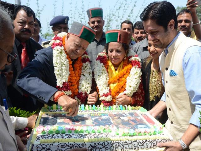 Chief minister Virbhadra Singh cutting cake along with his wife Pratibha Singh during his 81st birthday celebrations in Shimla on Tuesday. Santosh Rawat/HT