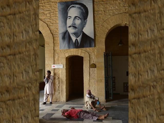 Pakistani men rest inside a railway station as the heatwave hits Karachi. More than 500 people have died from a three-day heatwave in southern Pakistan. (AFP Photo)