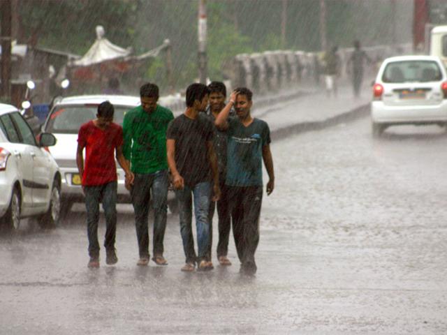 Bhopal witnessed drizzles on Wednesday. Moderate rain was recorded in a few parts of the state. (Bidesh Manna/HT)