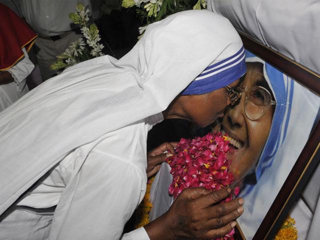 A Sister of Missionaries of Charity paying tributes to Sr Nirmala in Bhopal on Wednesday. (Praveen Bajpai/HT photo)