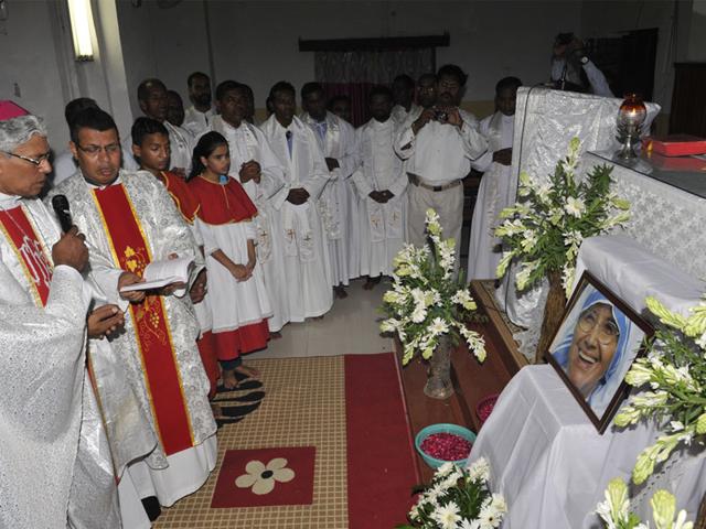 Archbishop of Bhopal, Leo Cornelio, took part in the holy mass of Sr Nirmala at St Francis Church in Bhopal and expressed his condolences. (Praveen Bajpai/HT)