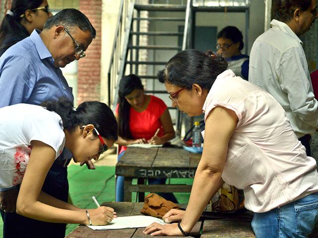 Students fill their admission forms at Atma Ram Sanatan Dharma College on Thursday after the first cut-off list of Delhi University came out on Wednesday. (HT Photo/Mishty Tahiliani)