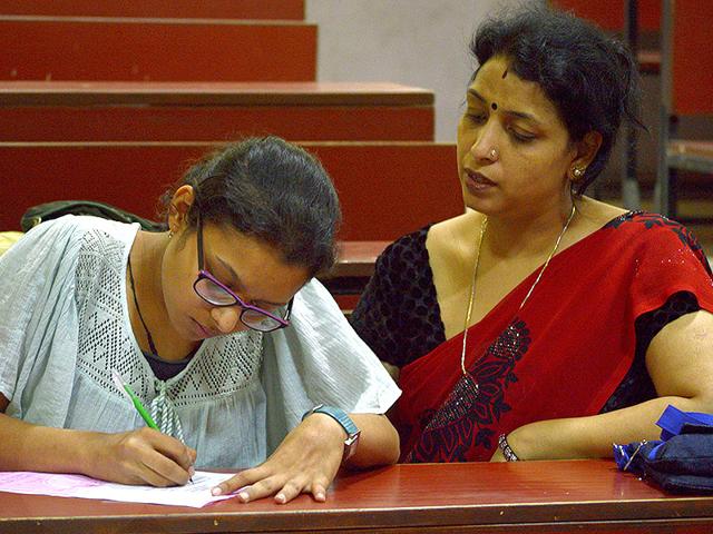 Students fill their admission forms at Moti Lal Nehru College on Thursday after the first cut-off list of Delhi University came out on Wednesday. (HT Photo/Mishty Tahiliani)